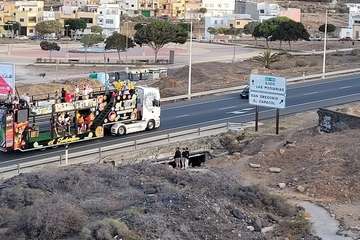 Tres carrozas anuncian por las calles de Telde el inicio del Carnaval/TA y Jesús Ruiz Mesa.